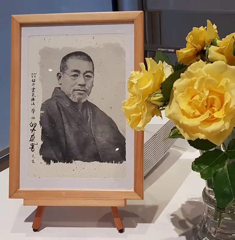 稻本百天上課時所用的臼井祖師畫像